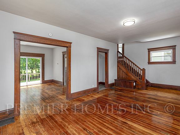 2nd image of 1536 Glendale Pl NE