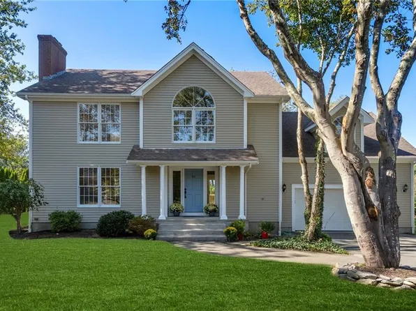 62 Bluegrass Dr, Middletown, RI 02842