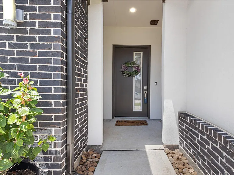 10208 Prairie Creek Ln — Photo 2