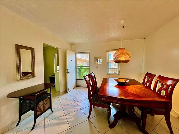 4th image of 2811 Somerset Drive #306
