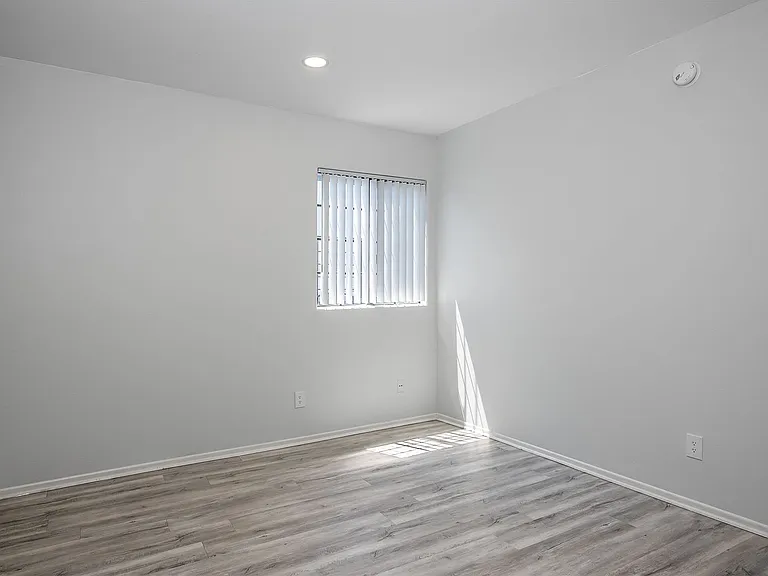 520 N Hollywood Way — Photo 11