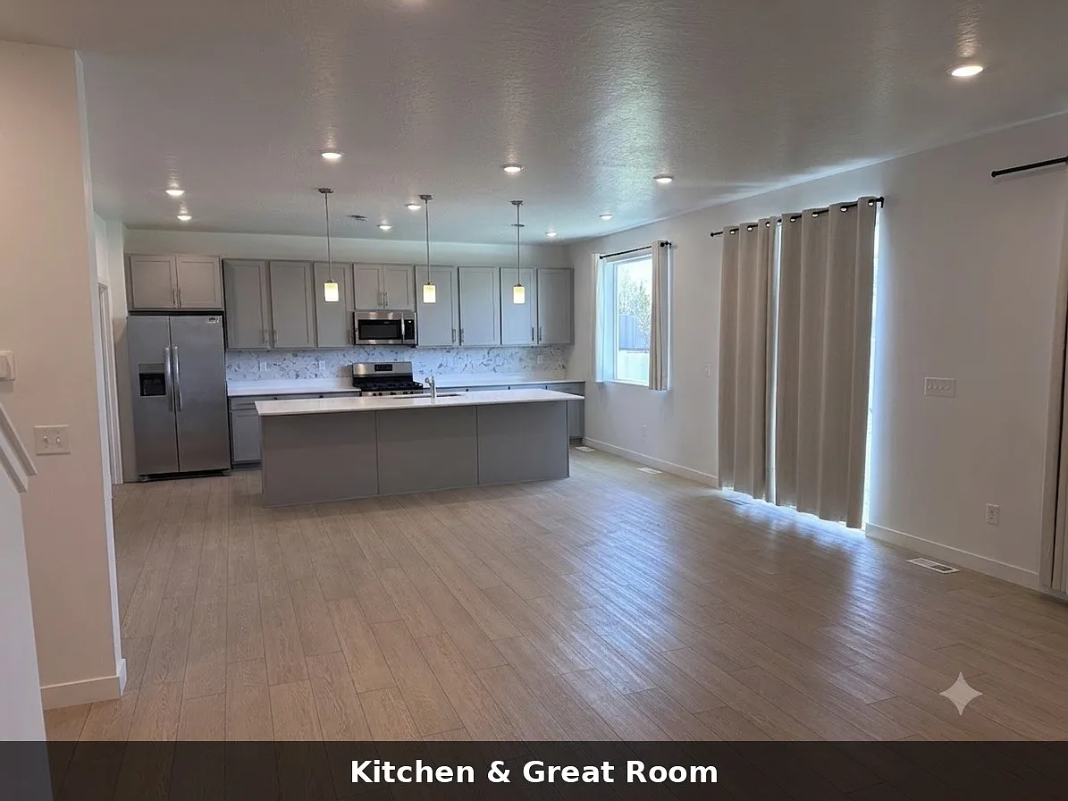 4 bed, 2.5 bath, 2484 sqft, $2,599 — Photo 3