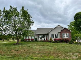 2467 Harvest Dr, Hickory, NC 28602