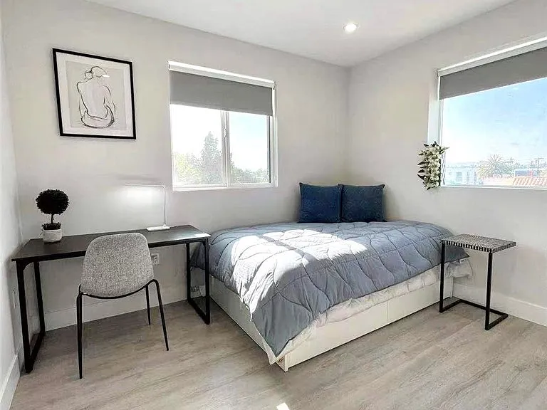 1410 W 37th Pl — Photo 3