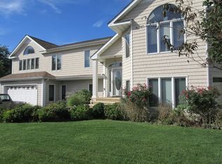 5 Tide Ct, Oakdale, NY 11769