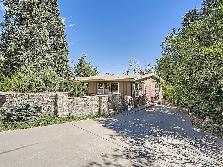 860 Willowbrook Rd — Photo 2