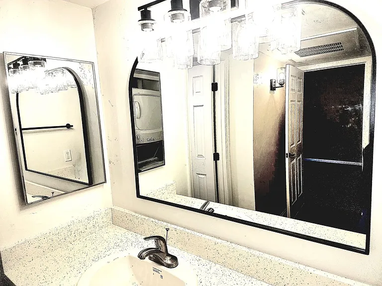 Broadway Proper Apartment ** One Month Free**W/D Included — Photo 17