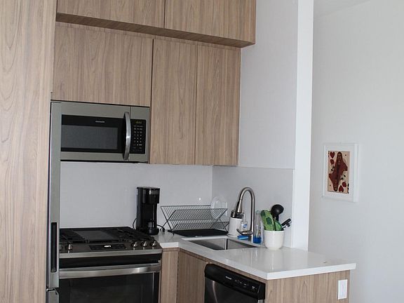 4th image of 2015 Albatross St #9