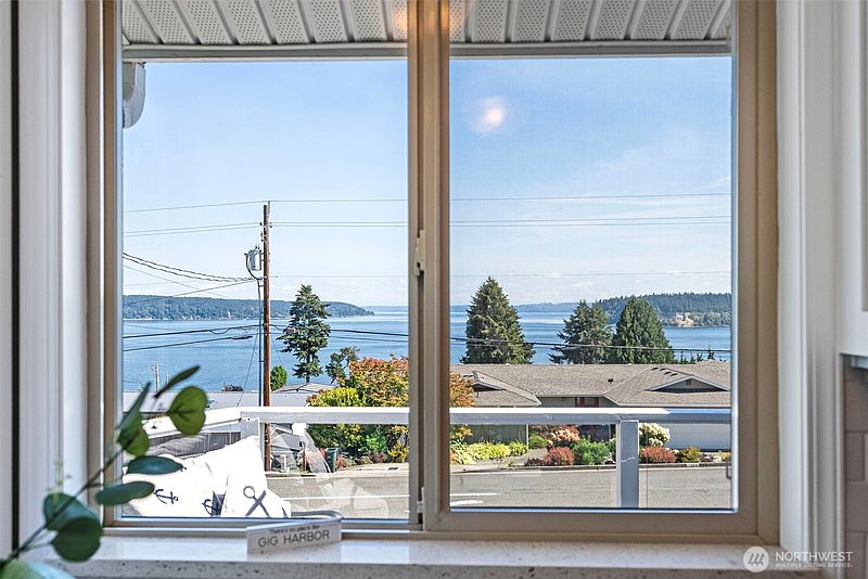 4th image of 7108 Soundview Drive NW