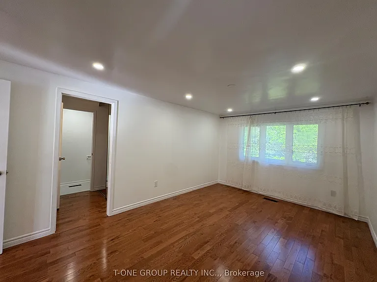 49 Ambercroft Blvd — Photo 23
