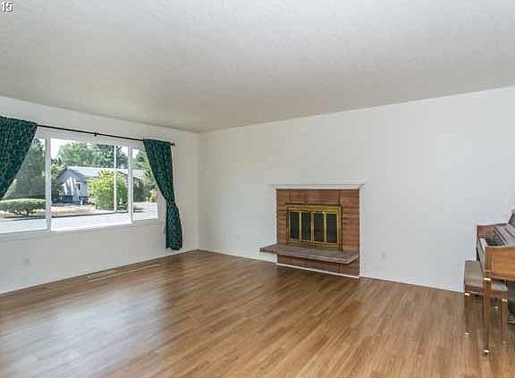2nd image of 3365 SE Alder St