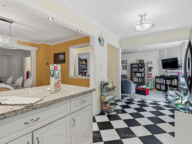 73 Jessica Gdns — Photo 15