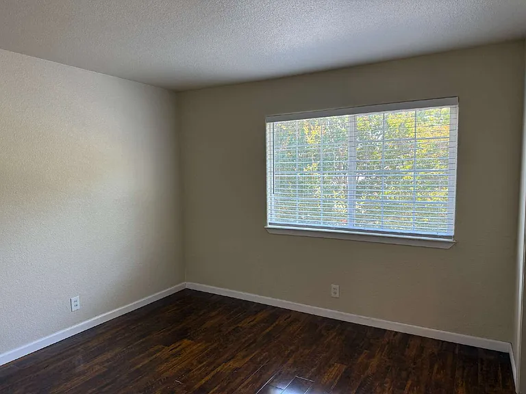 928 Ravenscourt Ave #2 — Photo 6