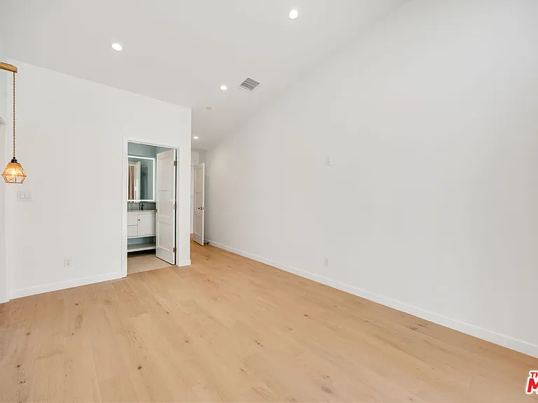 7933 Zelzah Ave — Photo 11