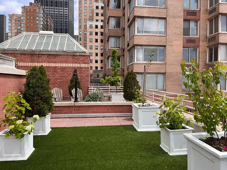 350 W 50th St #3OO — Photo 10