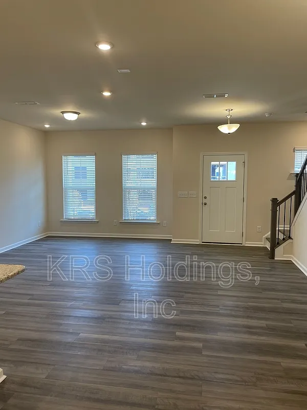 3 bed, 2.5 bath, 1968 sqft, $2,100 — Photo 2