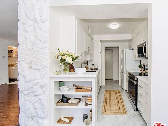 4th image of 1242 S Barrington Avenue #209