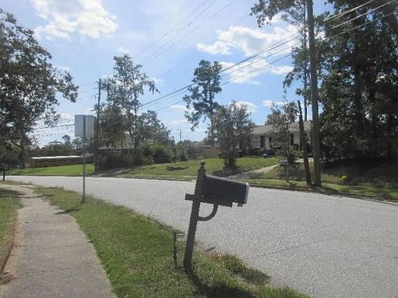 Exterior Neighborhood (street photo)