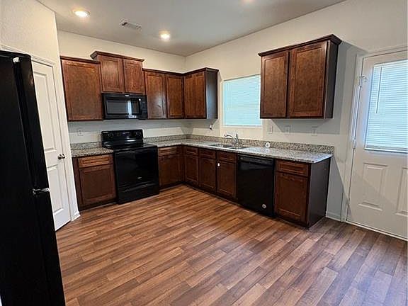 4th image of 245 Darling Ln