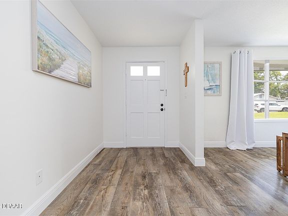 5th image of 126 Knollwood Cir