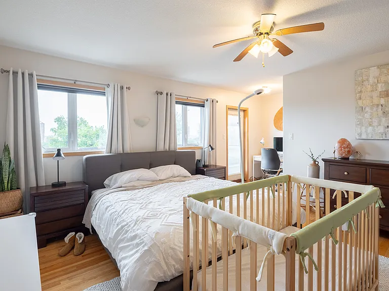 670 Saskatchewan Cres E — Photo 13