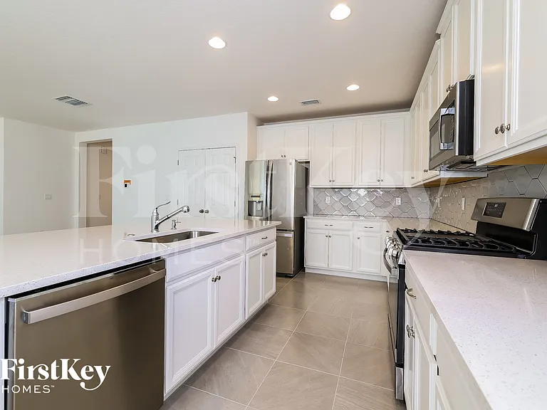 1100 Cavender Creek Rd — Photo 4
