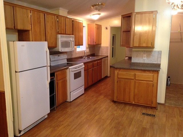 Spacious kitchen, dishwasher, microwave, range, oven, frig
