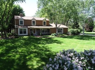1621 Summit Dr, Cedarburg, WI 53012