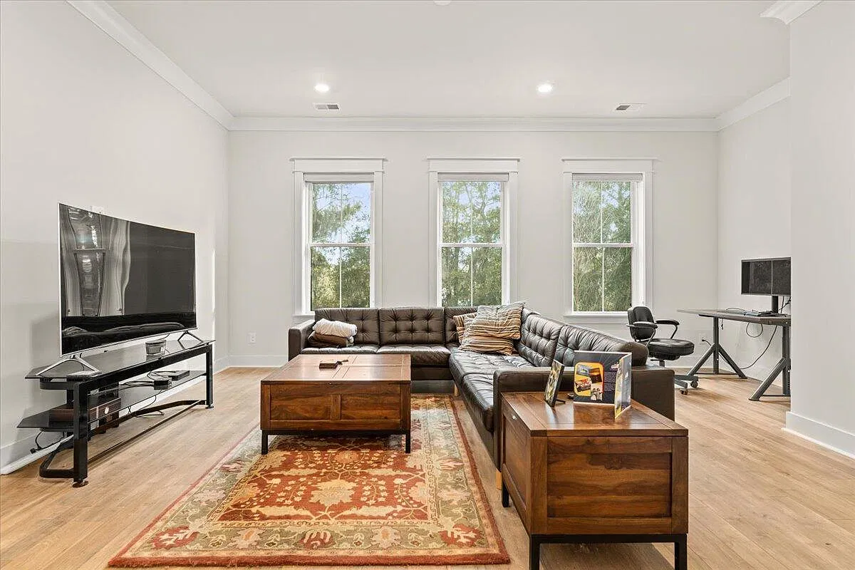 4 bed, 3.5 bath, 2625 sqft, $4,695 — Photo 2