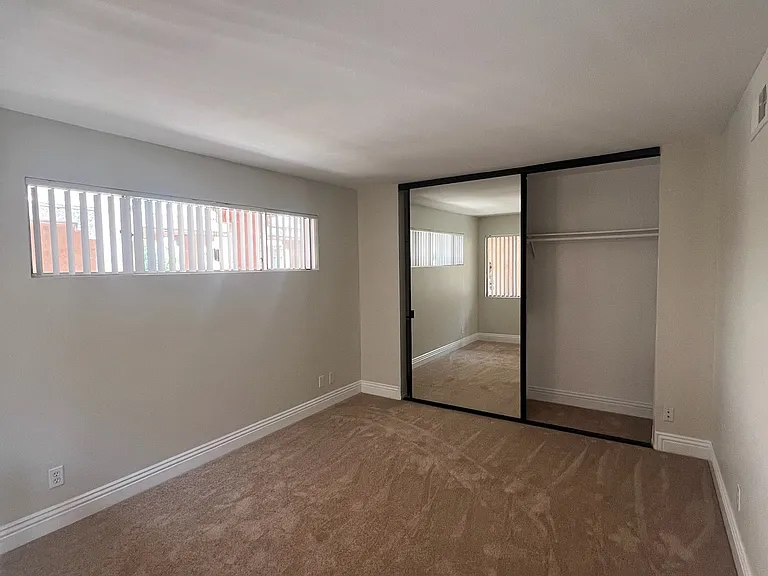 Redondo Palms — Photo 10