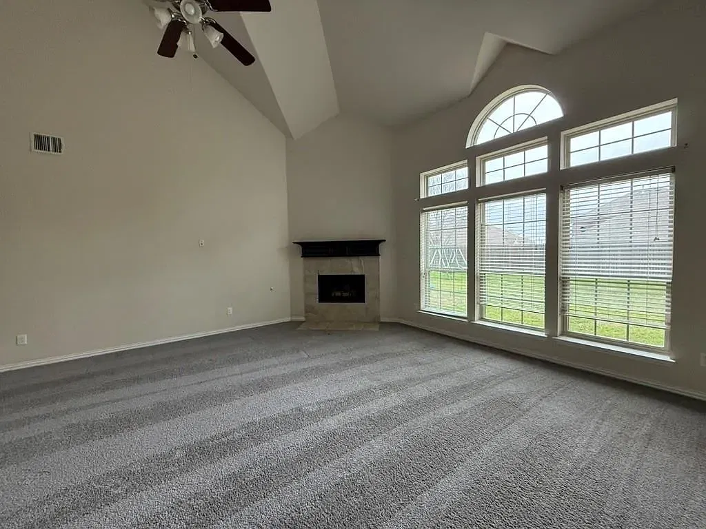 6 bed, 3667 sqft, $3,990 — Photo 3