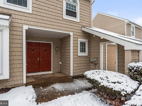 3rd image of 207 Crescent Dr