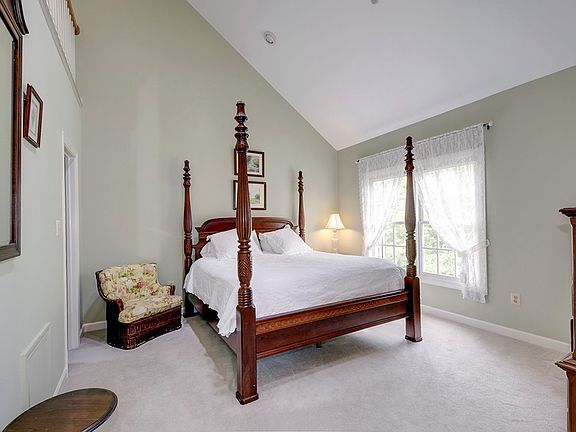 5th image of 19 Sterling Ct