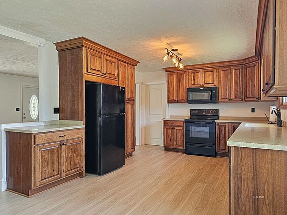 5th image of 35 Debbie Dr
