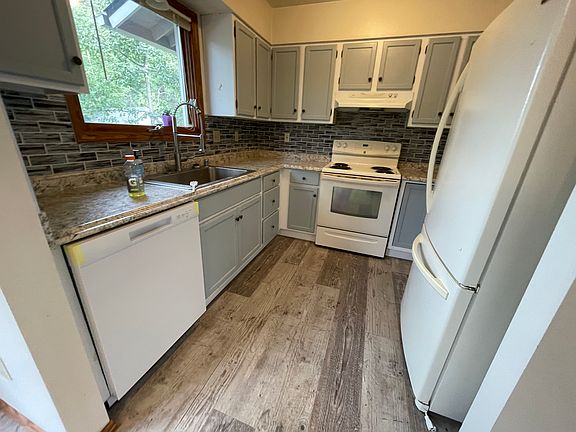 5th image of 2415 E 50th Ave #B