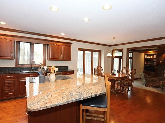 4th image of 10947 Windjammer Dr S
