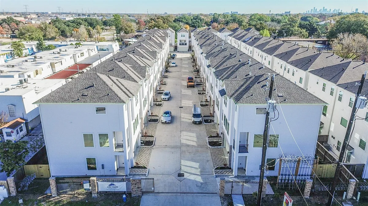 Building Photo - 8315 Brecha Ln