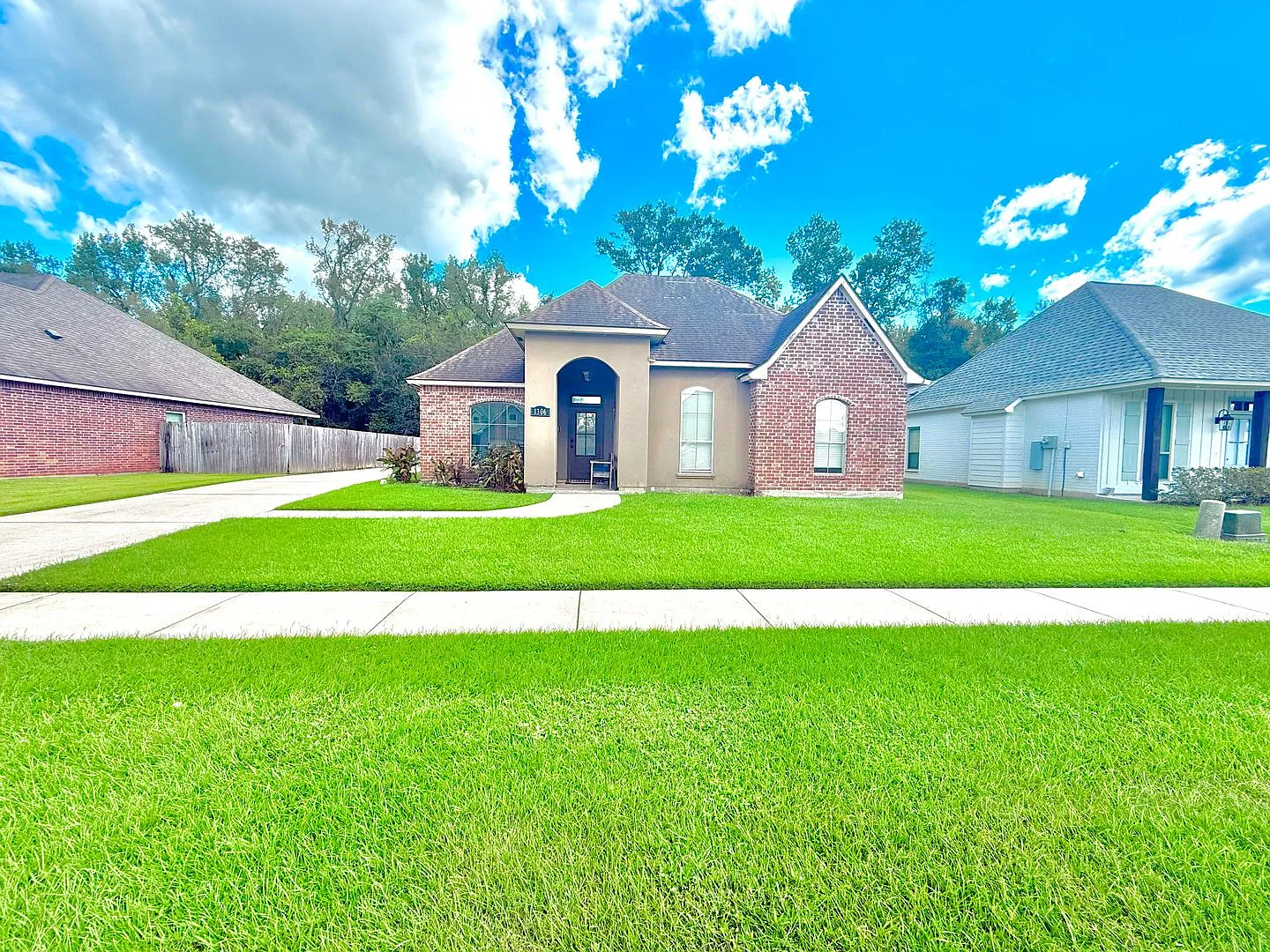 Beautiful 3 Bedroom Home with Outdoor Fireplace & Spacious Covered Patio in Gonzales! — Photo 2