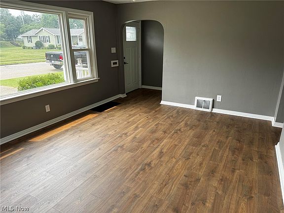 5th image of 839 Brown St