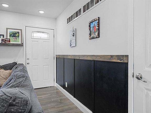 4th image of 1070 N Park Ln