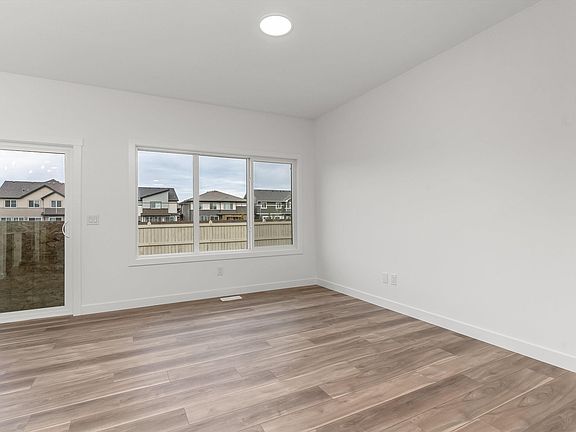 5th image of 1048 Cristall Cres