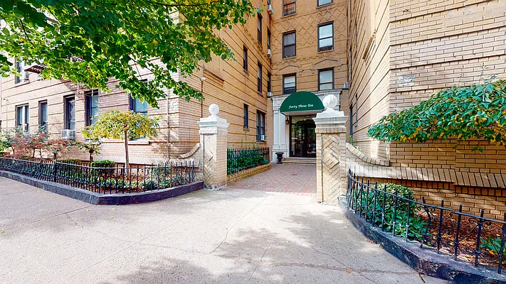 Sold by Thomas Lipovetsky, LREB | media 19