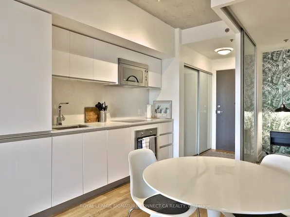 20 Minowan Miikan Ln #830, Toronto, ON M6J 0E5