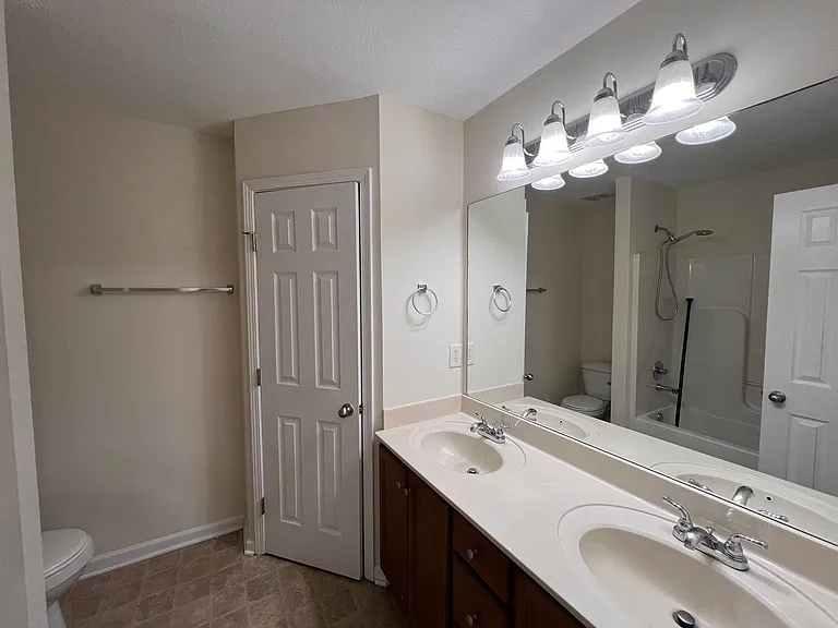 6021 Cullen Dr — Photo 15