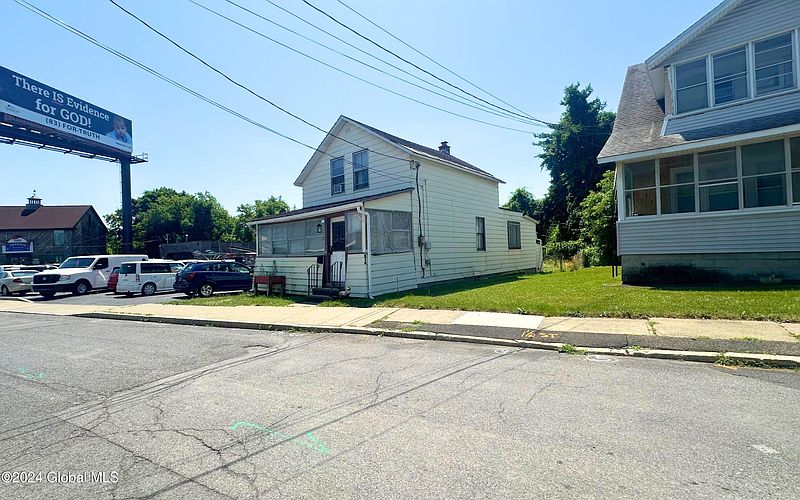 3rd image of 5 Yardboro Avenue