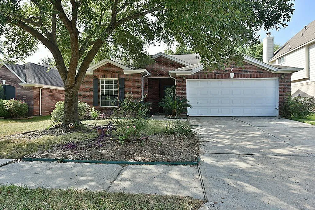 3 bed, 2.0 bath, 1421 sqft, $1,725 — Photo 1