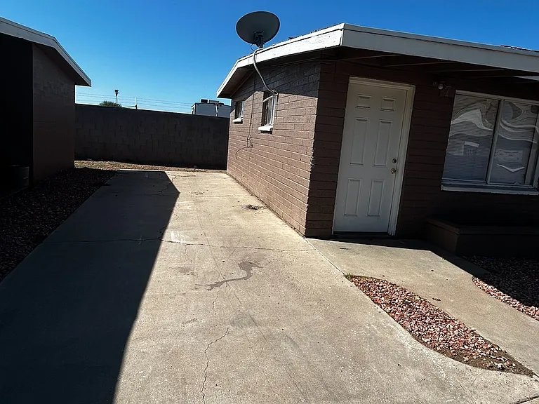 6633 N 67th Ave #7 — Photo 9