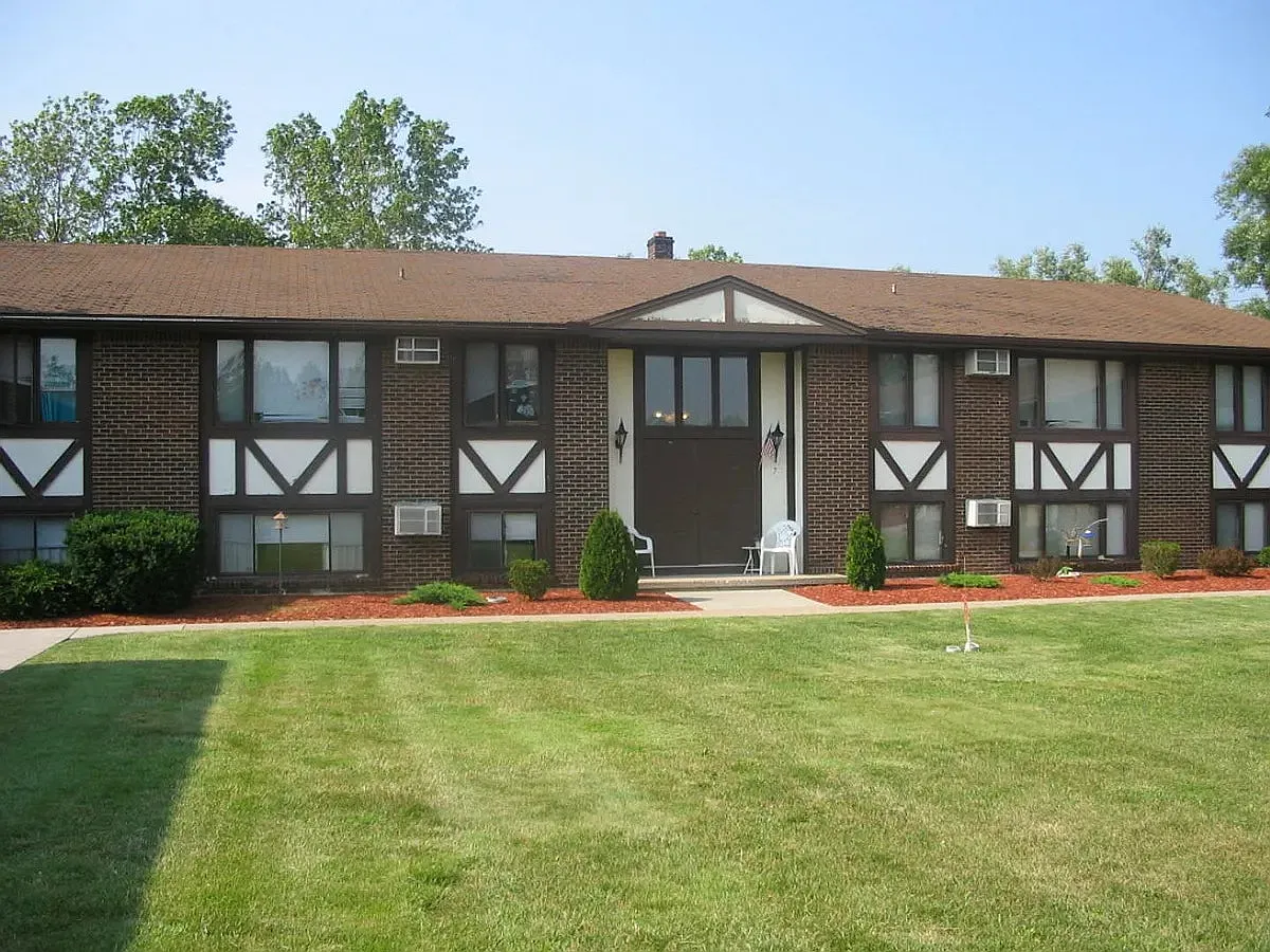 Royal Tudor Apartments — Photo 1