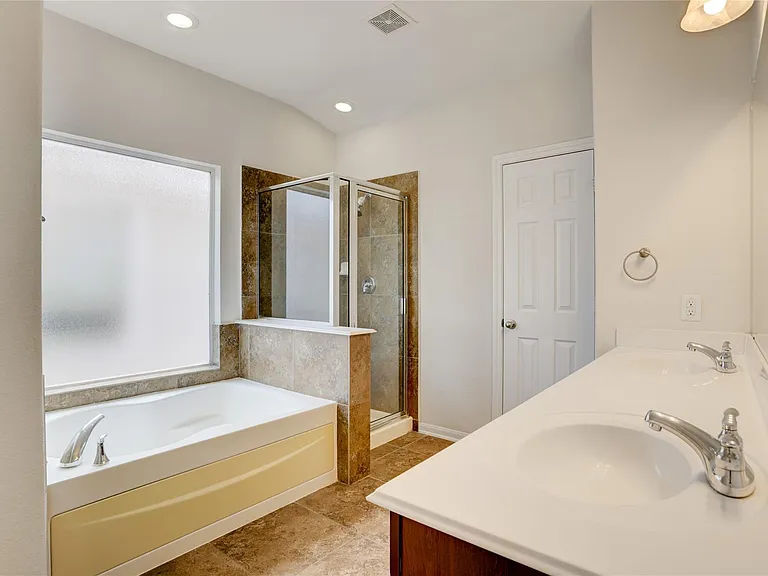 10046 Hillside Bayou Dr — Photo 15