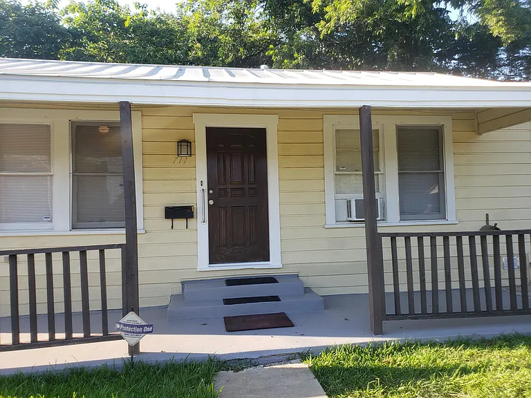 711 W Ridgewood Ct — Photo 1